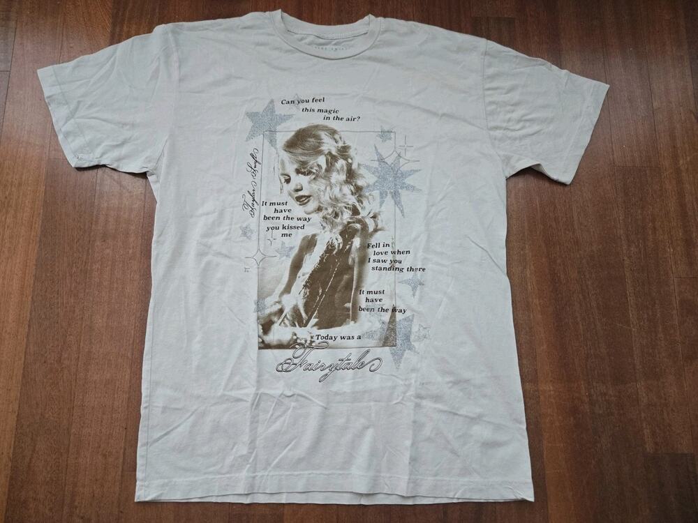 Taylor Swift Fearless Taylor Version Tour TShirt Size large Unisex